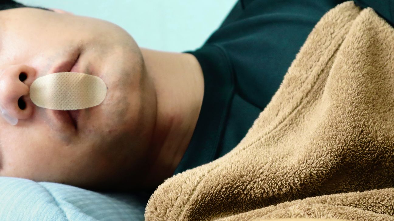 مضرات چسباندن دهان هنگام خواب؛ بررسی علمی یک ترند خطرناک در شبکه‌های اجتماعی