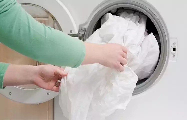 فرش، پرده و ملحفه‌ها را به‌طور منظم بشویید.